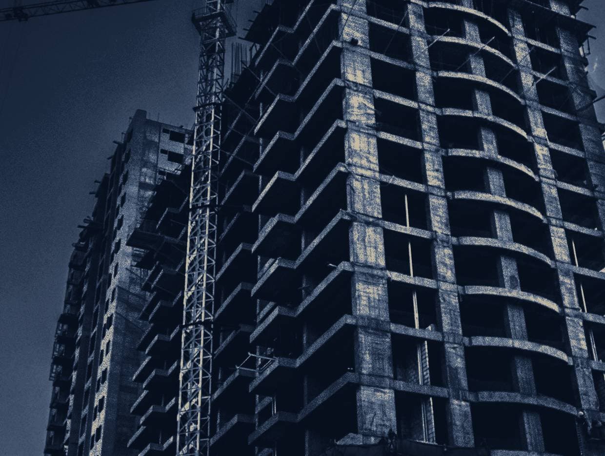 Estructura de concreto de un edificio residencial con la obra suspendida