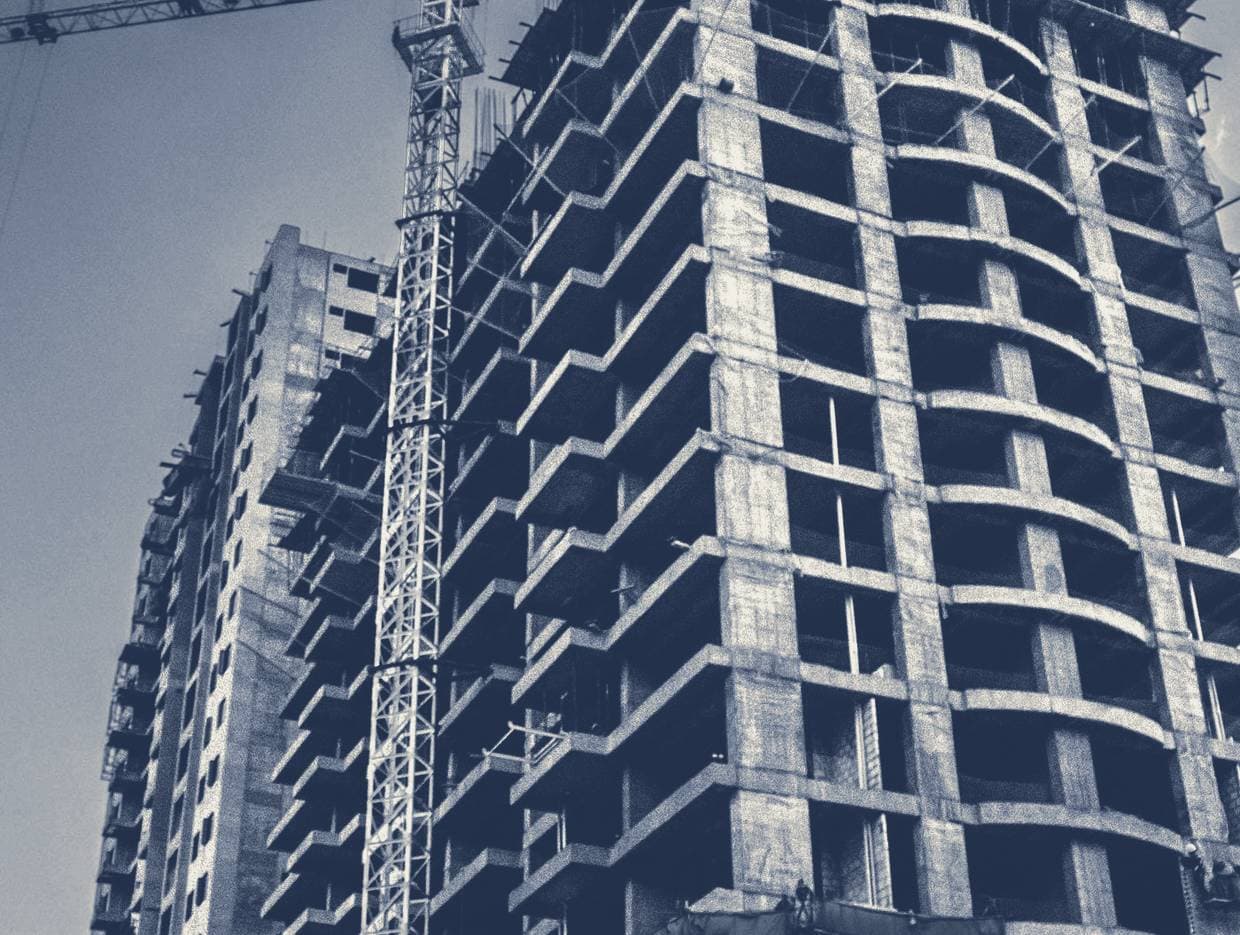 Estructura de concreto de un edificio residencial con la obra suspendida