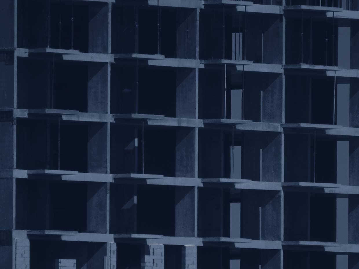 Entrepisos de concreto de un edificio con la obra detenida