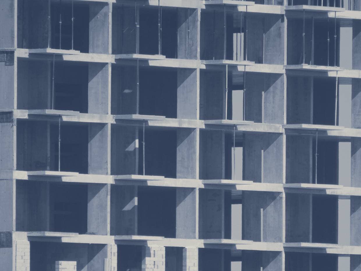 Entrepisos de concreto de un edificio con la obra detenida