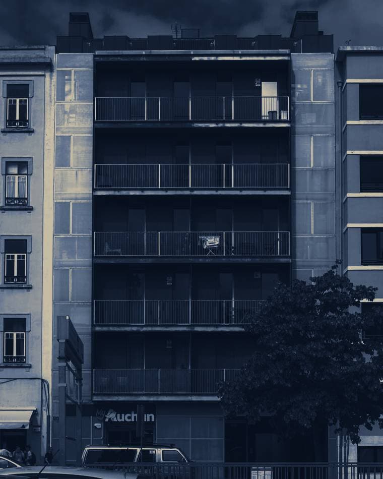 Edificio de usos mixtos con vivienda sobre planta comercial
