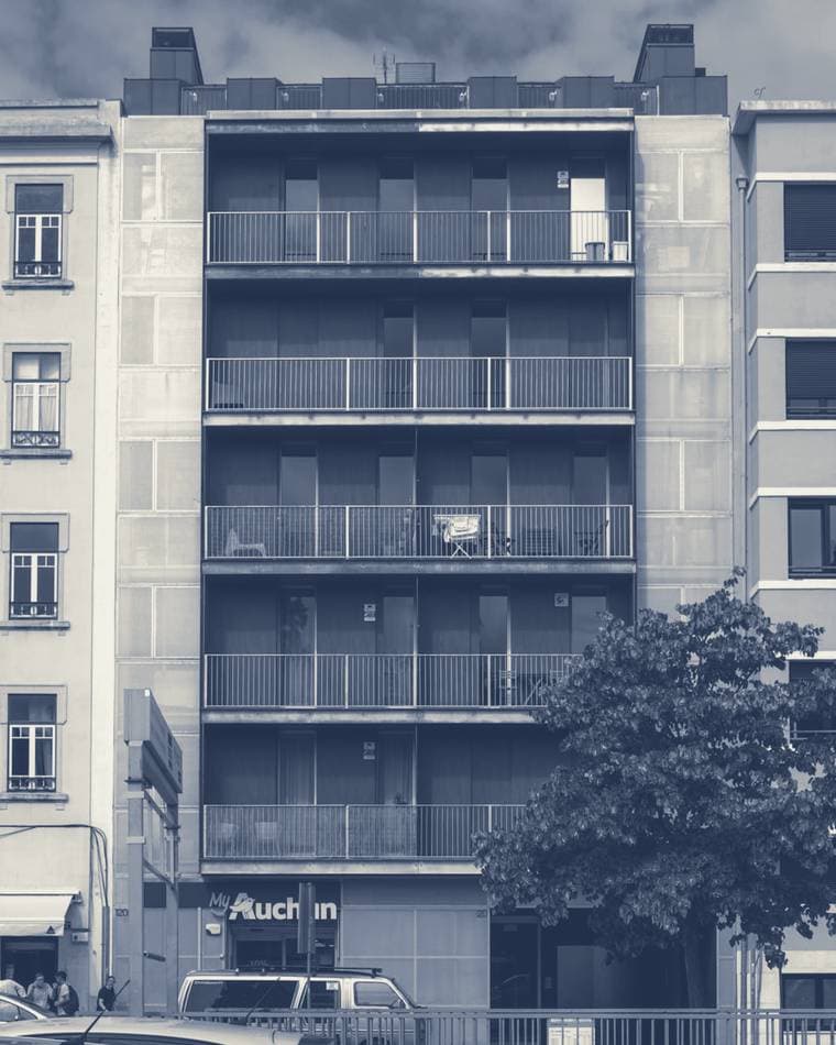 Edificio de usos mixtos con vivienda sobre planta comercial